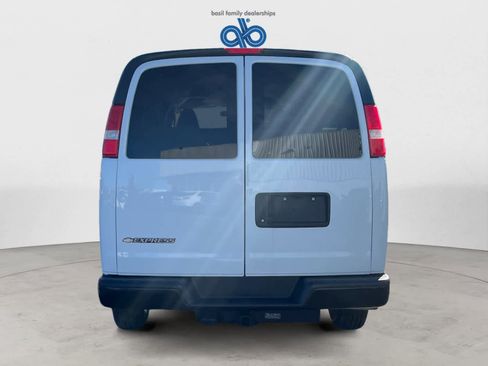 Used 2021 Chevrolet Express 3500 LS image 4