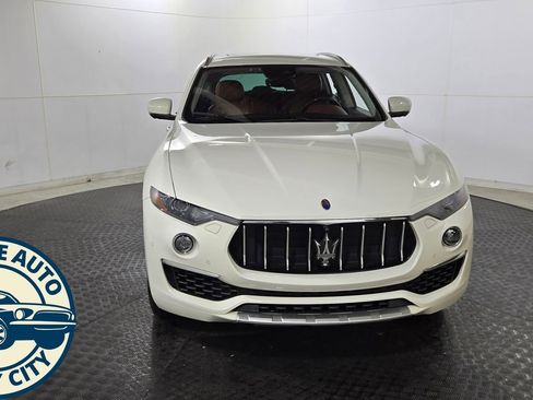Used 2019 Maserati Levante GranLusso AWD/4WD image 2