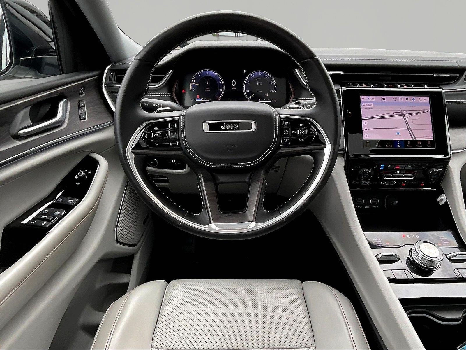 Used 2022 Jeep Grand Cherokee Overland w/ Luxury Tech Group IV AWD/4WD image 8