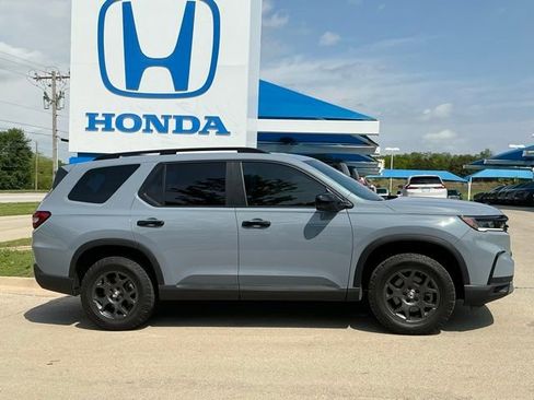 Used 2023 Honda Pilot TrailSport image 2