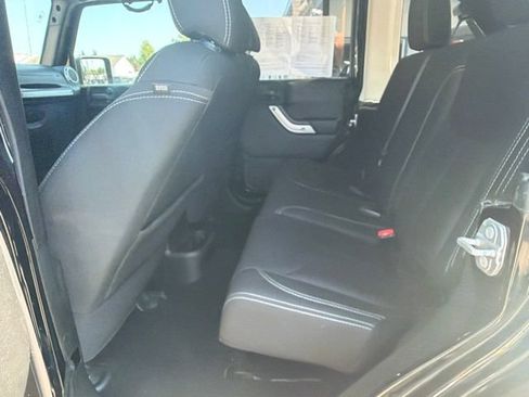 Used 2018 Jeep Wrangler Unlimited Sahara AWD/4WD image 15