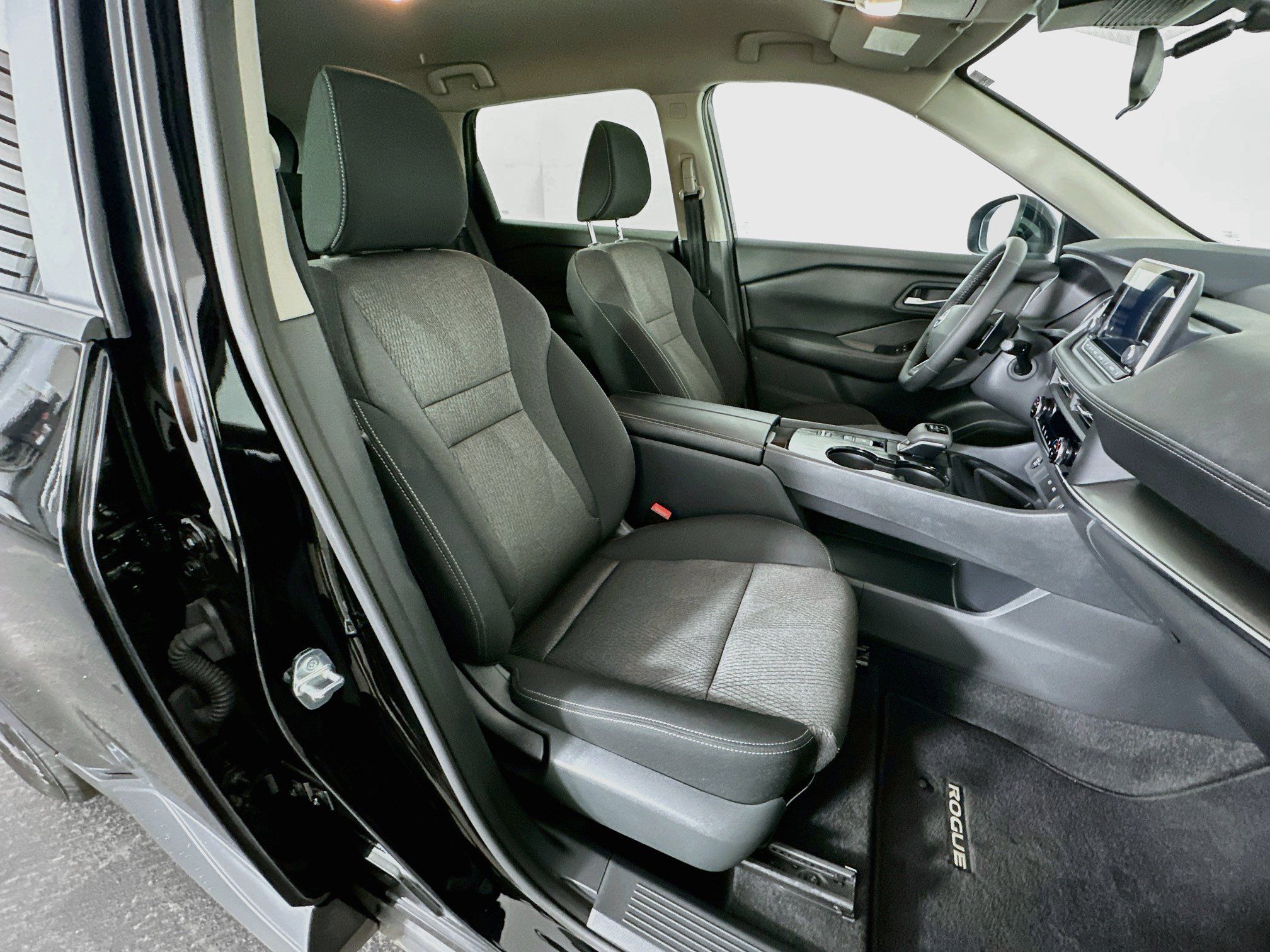 Used 2025 Nissan Rogue SV FWD image 30