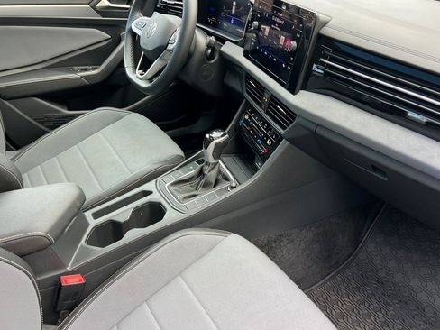 Certified 2025 Volkswagen Jetta SE image 15