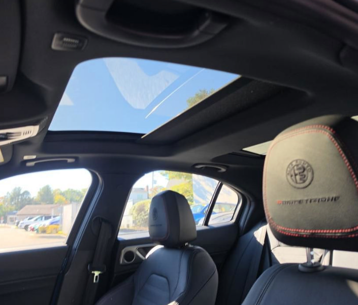 Used 2024 Alfa Romeo Giulia AWD image 12