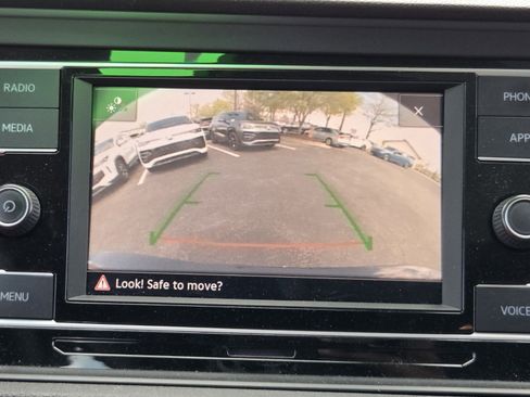 Used 2022 Volkswagen Jetta SE w/ Panoramic Sunroof Package image 19