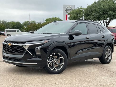 Used 2025 Chevrolet Trax LT w/ LT Convenience Package image 2