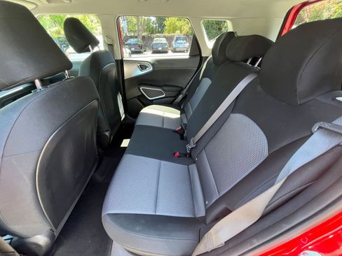 Used 2025 Kia Soul LX w/ LX Technology Package FWD image 23
