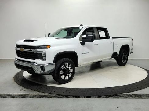 Used 2024 Chevrolet Silverado 3500 LT w/ Convenience Package AWD/4WD image 4