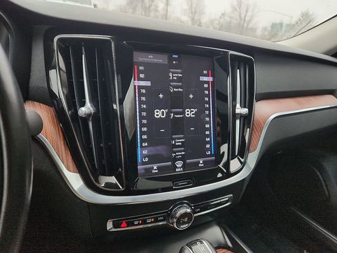 Used 2021 Volvo S60 T5 Momentum w/ Premium Package image 16