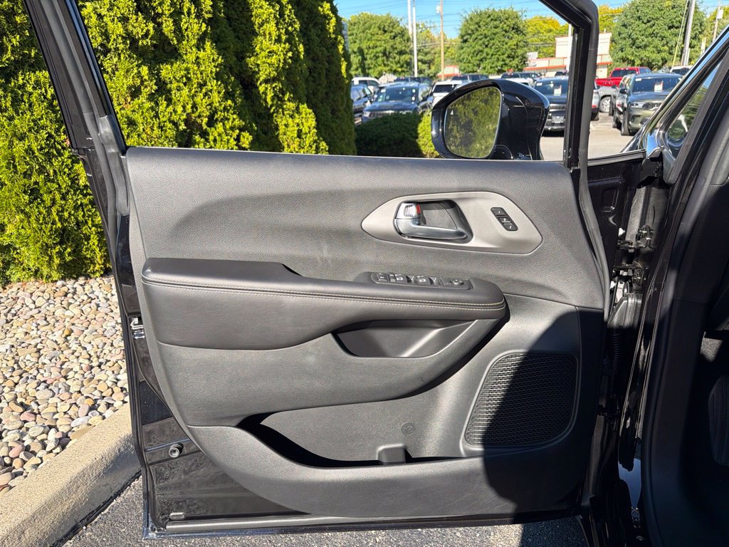 New 2027 Chrysler Pacifica Select FWD image 15