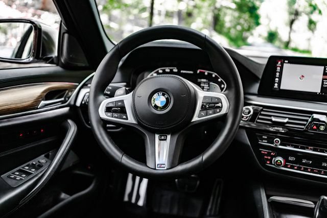 Used 2020 BMW M550i xDrive w/ Dynamic Handling Package AWD/4WD image 19
