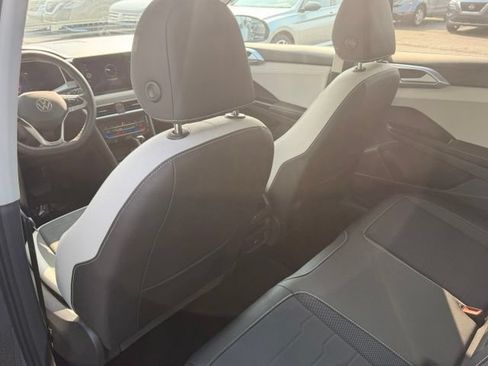 Used 2025 Volkswagen Taos SE w/ Panoramic Sunroof Package AWD/4WD image 10
