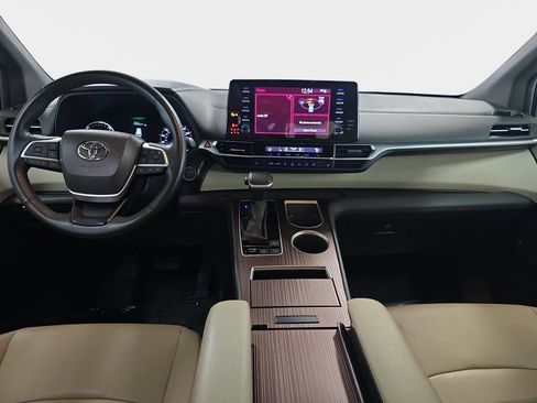 Used 2024 Toyota Sienna XLE image 12
