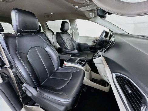 Used 2024 Chrysler Pacifica Touring-L FWD image 28