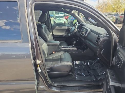 Used 2019 Toyota Tacoma TRD Off-Road AWD/4WD image 6