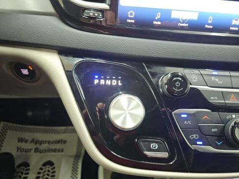 Used 2023 Chrysler Pacifica Touring-L FWD image 11