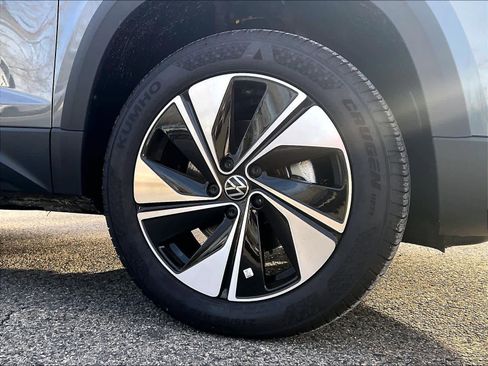 New 2026 Volkswagen Taos SE image 8