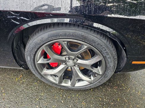 Used 2015 Dodge Challenger SXT image 9