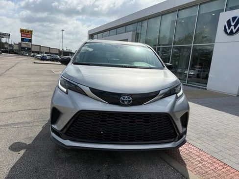 Used 2024 Toyota Sienna XSE FWD image 2