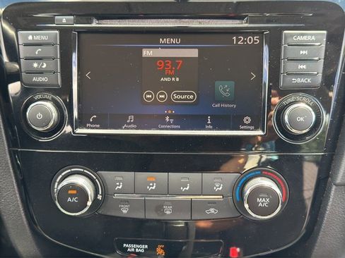 Used 2018 Nissan Rogue S image 22