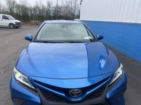 Used 2019 Toyota Camry SE FWD image 3