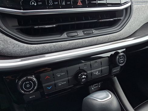 Used 2023 Jeep Compass Latitude image 29