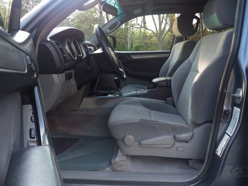 Used 2005 Toyota 4Runner SR5 AWD/4WD image 7