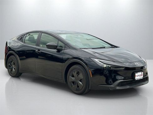 Used 2025 Toyota Prius LE image 3