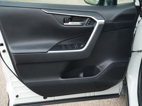 Used 2020 Toyota RAV4 Limited FWD image 12