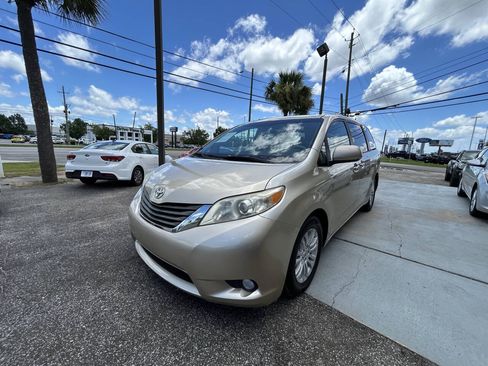 Used 2013 Toyota Sienna XLE w/ Premium Pkg FWD image 5