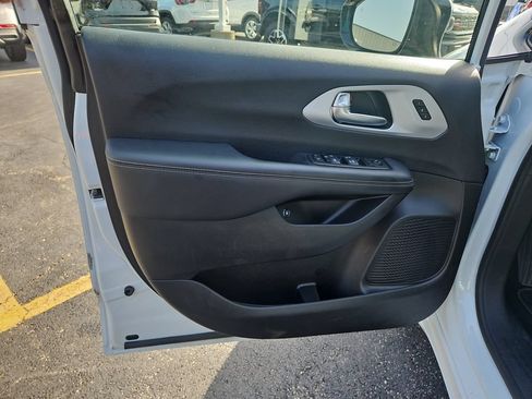 Used 2024 Chrysler Pacifica Limited FWD image 19