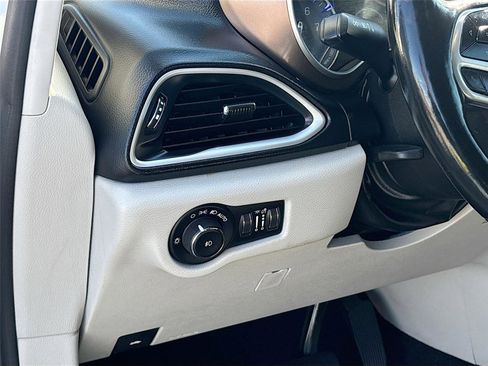 Used 2019 Chrysler Pacifica Touring-L image 11