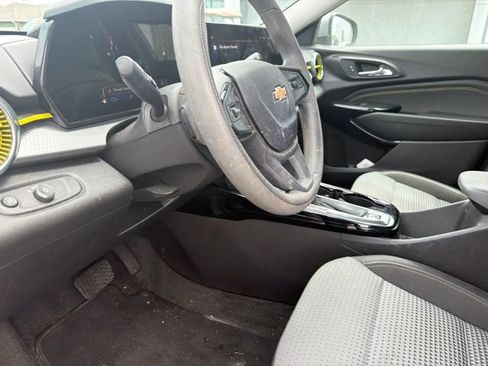 Used 2025 Chevrolet Trax LT FWD image 40