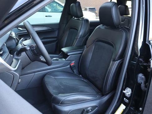 Used 2025 Jeep Grand Cherokee L Altitude AWD/4WD image 12