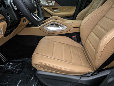 New 2026 Mercedes-Benz GLS 580 4MATIC image 9