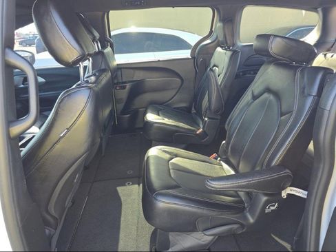 Used 2023 Chrysler Pacifica Touring-L w/ S Appearance Package FWD image 10