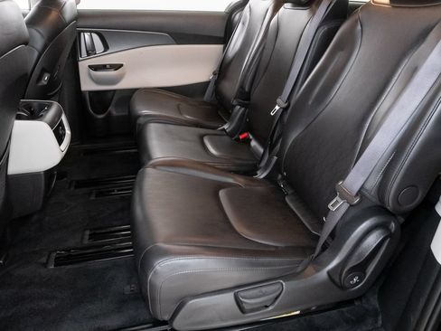 Used 2024 Kia Carnival LX FWD image 28