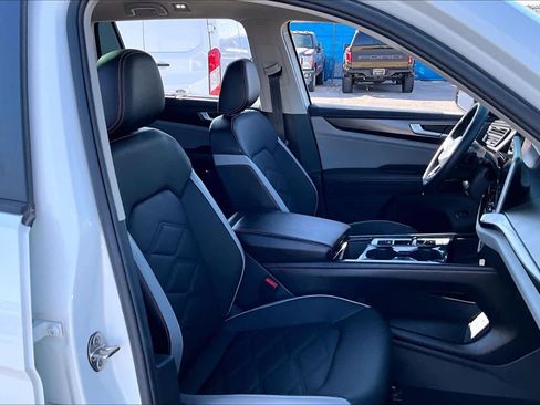 Used 2024 Volkswagen Atlas Peak Edition SE AWD/4WD image 9
