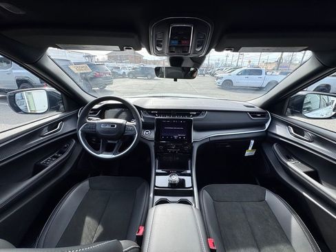 Used 2025 Jeep Grand Cherokee L Altitude image 10