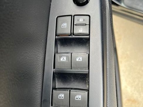 Used 2019 Toyota Highlander LE AWD/4WD image 18