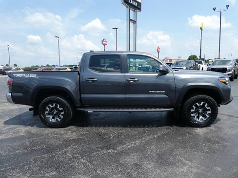 Used 2022 Toyota Tacoma TRD Off-Road AWD/4WD image 4