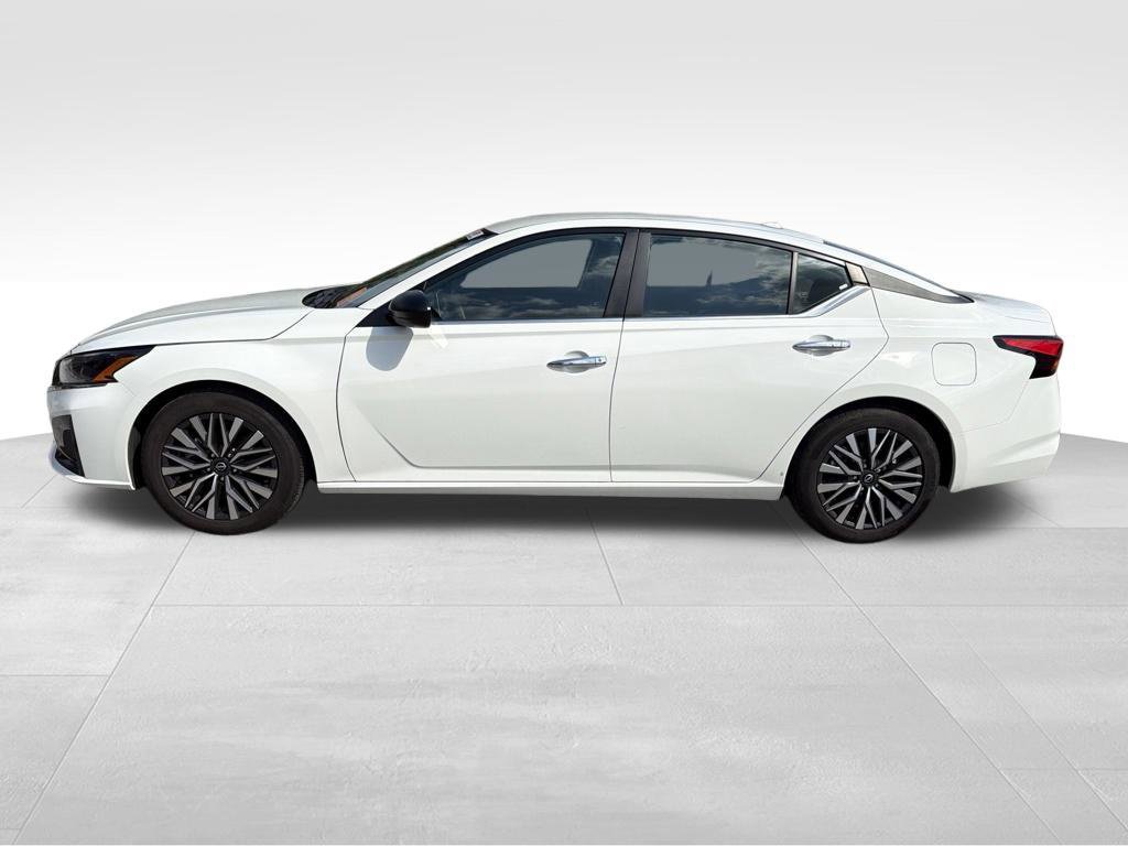 Used 2025 Nissan Altima 2.5 SV FWD image 11