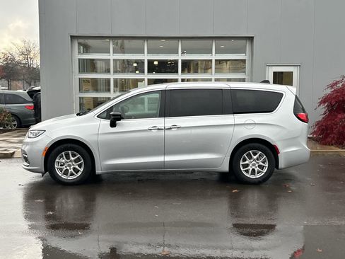 Certified 2024 Chrysler Pacifica Touring-L image 2