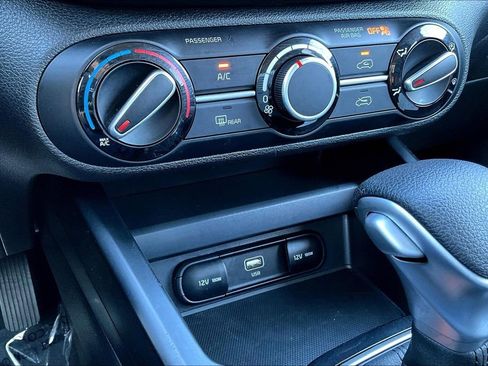 Used 2025 Kia Soul LX w/ LX Technology Package FWD image 15