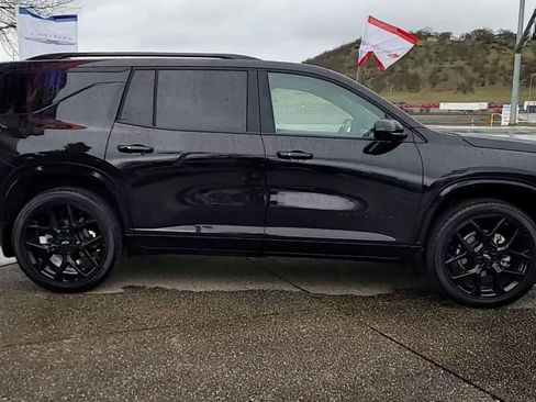 Used 2025 Chevrolet Traverse RS w/ LPO, Floor Liner Package AWD/4WD image 9