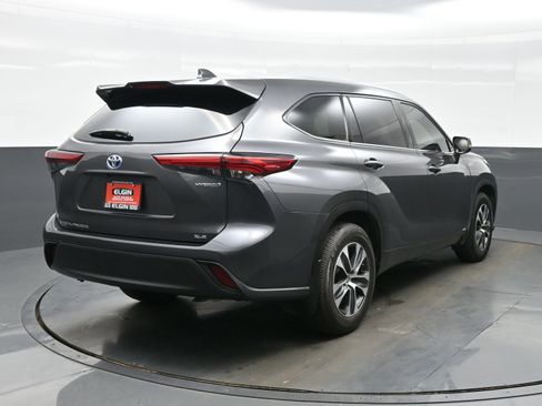 Used 2022 Toyota Highlander XLE AWD/4WD image 5