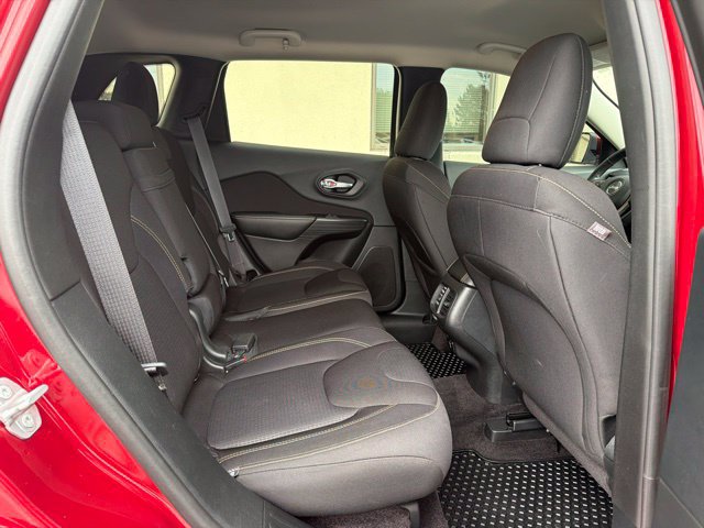 Used 2016 Jeep Cherokee Latitude w/ Cold Weather Group AWD/4WD image 18