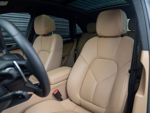 Used 2025 Porsche Macan image 5