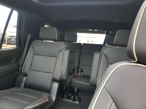 Used 2023 Chevrolet Tahoe Premier AWD/4WD image 29