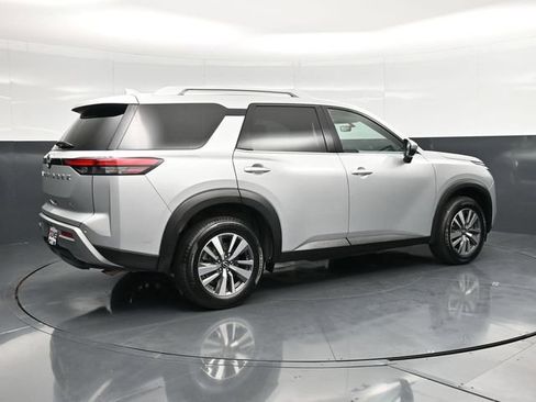 Used 2025 Nissan Pathfinder SL FWD image 2